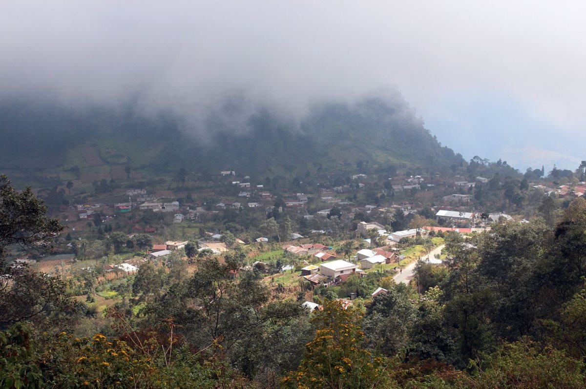 La comunidad Las Majadas quedó incomunicados por más de una semana en la época de lluvia en el 2017. (Foto Prensa Libre: Carlos Ventura)