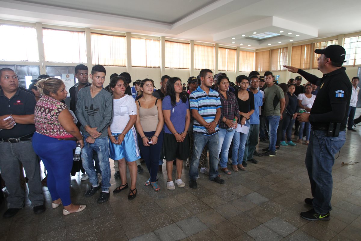 El pasado 2 de mayo autoridades capturaron a 72 integrantes de una estructura criminal de la pandilla Barrio 18 dedicada a la extorsión a transportistas y asesinatos (Foto Prensa Libre: Hemeroteca PL).