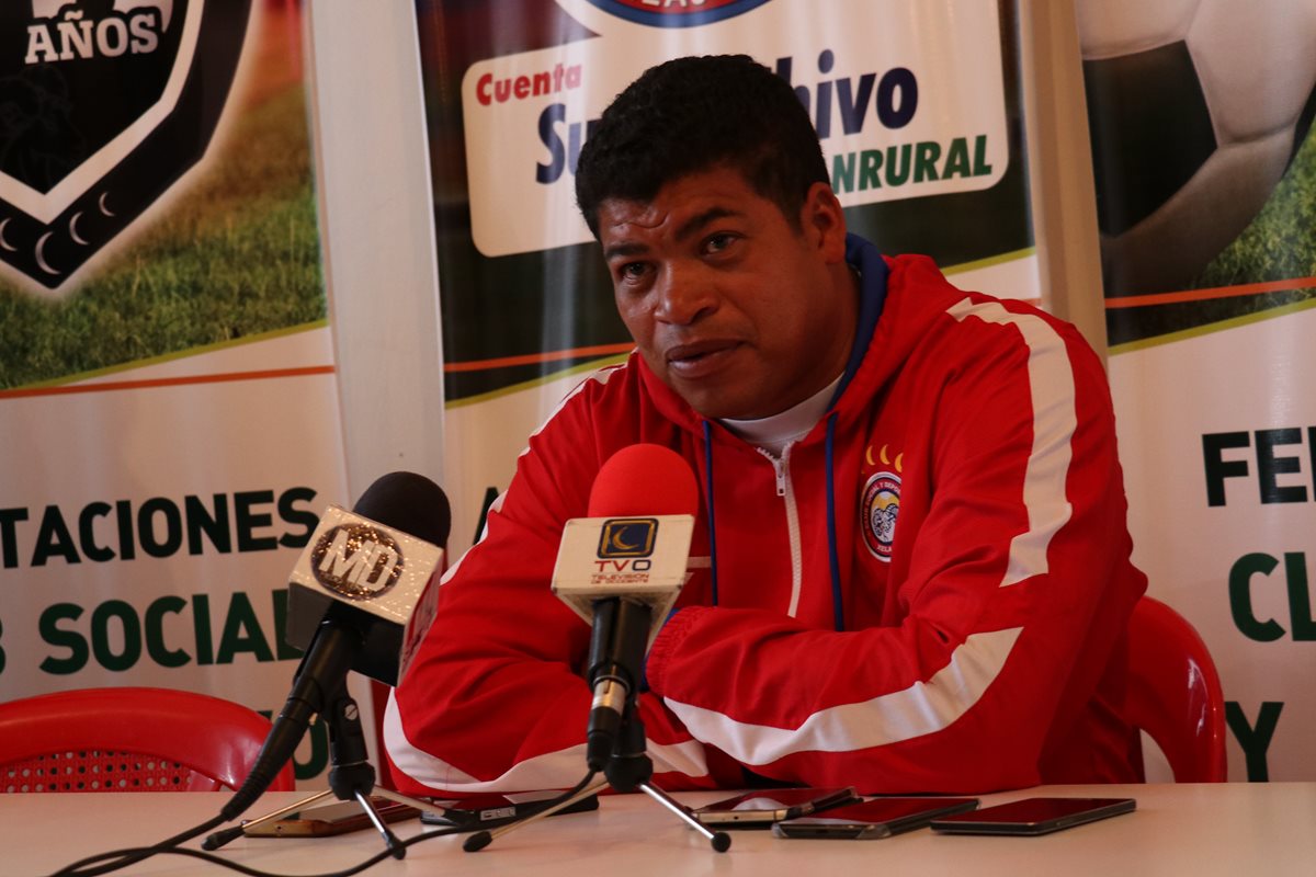 El técnico costarricense Ronald Gómez, de Xelajú, habla durante la conferencia de prensa de este miércoles en el estadio Mario Camposeco. (Foto Prensa Libre: Raúl Juárez)