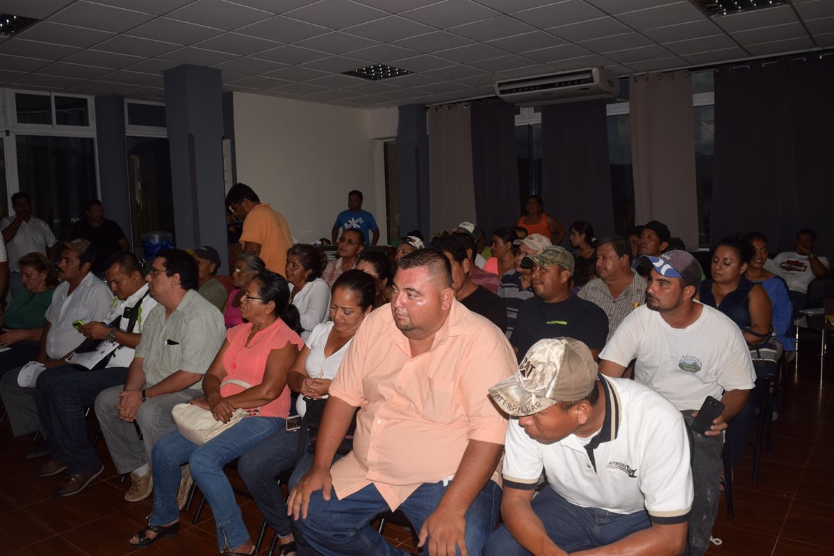 Representantes de la sociedad civil de Zacapa denuncian al alcalde por supuesta malversación. (Foto Prensa Libre: Mario Morales)