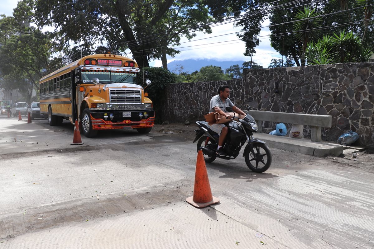 Autoridades habilitaron un carril de la ruta entre Antigua Guatemala y Pastores, Sacatepéquez. (Foto Prensa Libre: Renato Melgar)