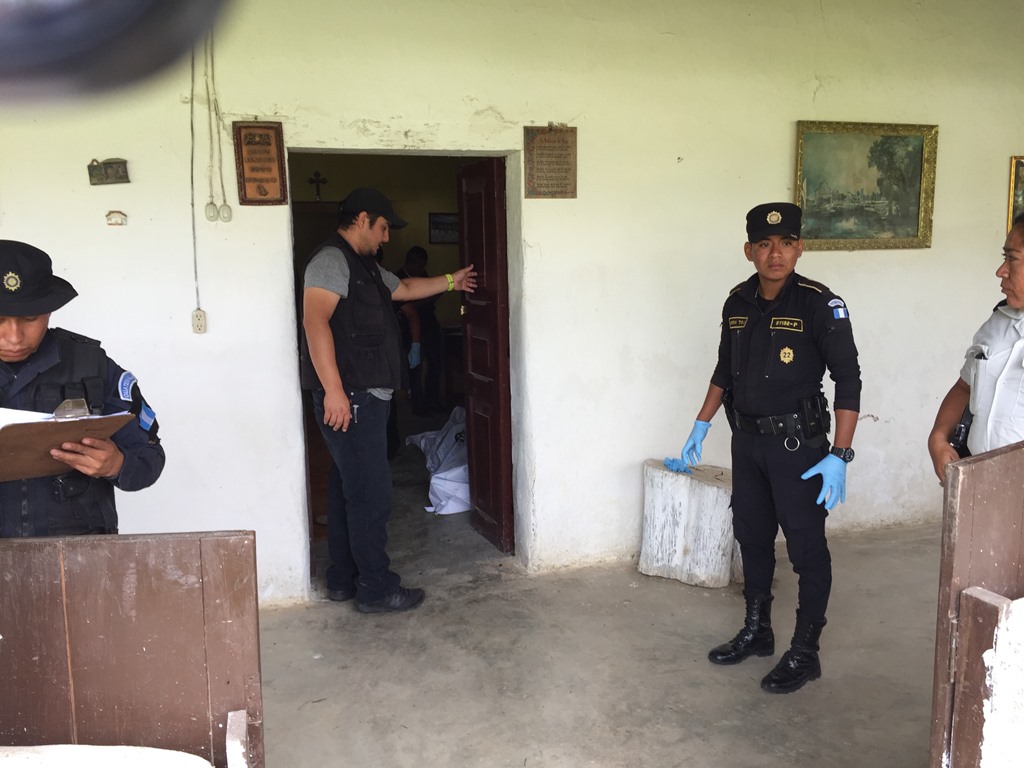 Las autoridades recaban evidencias en escena del crimen contra finquero, en Jalapa. (Foto Prensa Libre: Hugo Oliva)
