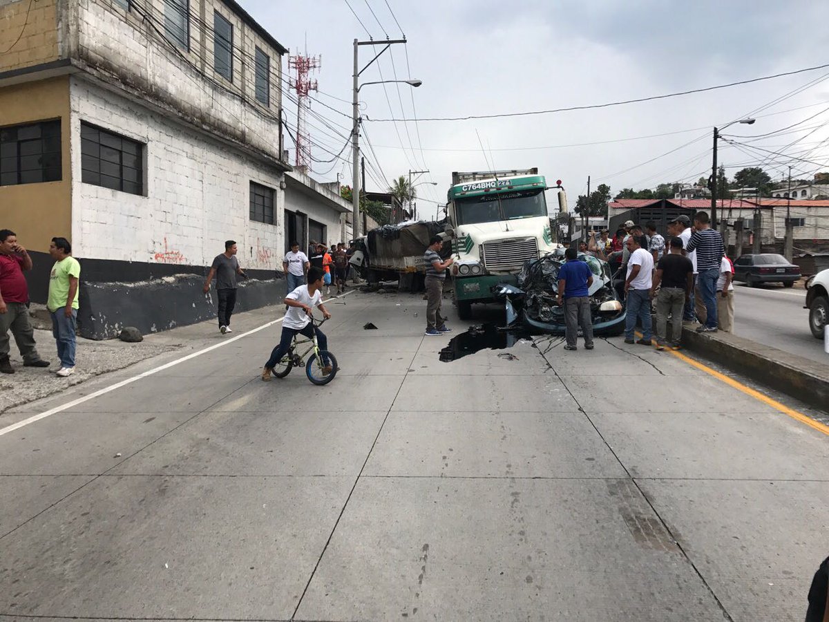El accidente obstruye los carriles hacia el norte de ruta al Atlántico. (Foto Prensa Libre: @CarlosFlores16).