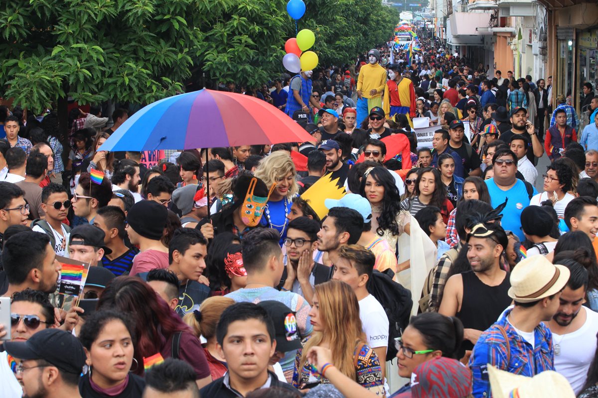 Miembros de la diversidad sexual de Guatemala participan en una manifestación para exigir trato igualitario y respeto a sus derechos, en junio de 2017. (Foto Prensa Libre: Hemeroteca PL).