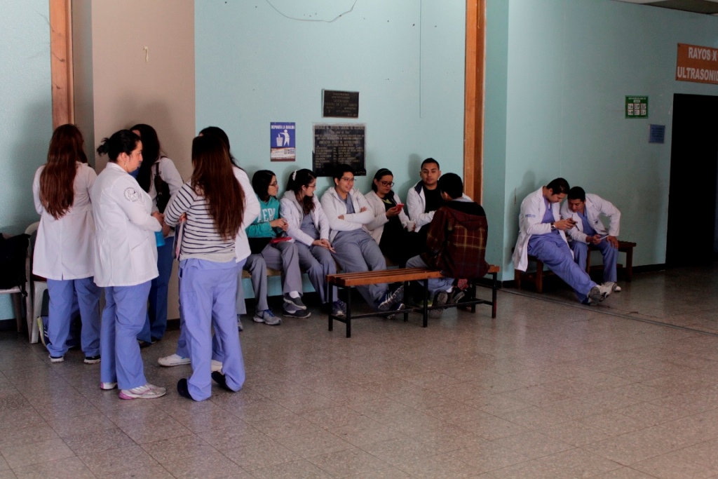 Médicos residentes del Hospital Regional de Occidente de Xela durante paro anterior en la consulta externa. (Foto Prensa Libre: María José Longo)