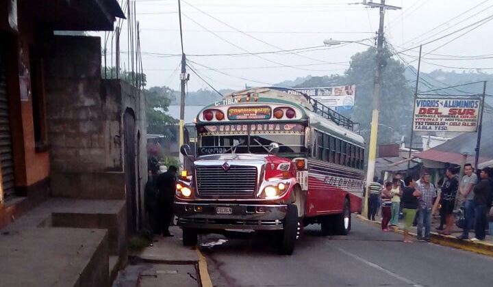 Autobús en el que ocurrió un ataque armado, en Colomba, donde el ayudante murió. (Foto Prensa Libre: Alexánder Coyoy)