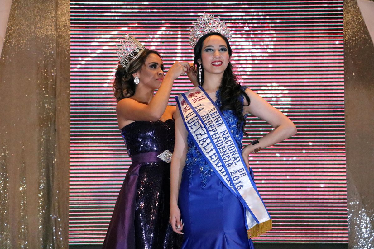 Jessica Morales es premiada por ganar el certamen Reina Nacional de las Fiestas de la Independencia. (Foto Prensa Libre: Carlos Ventura)
