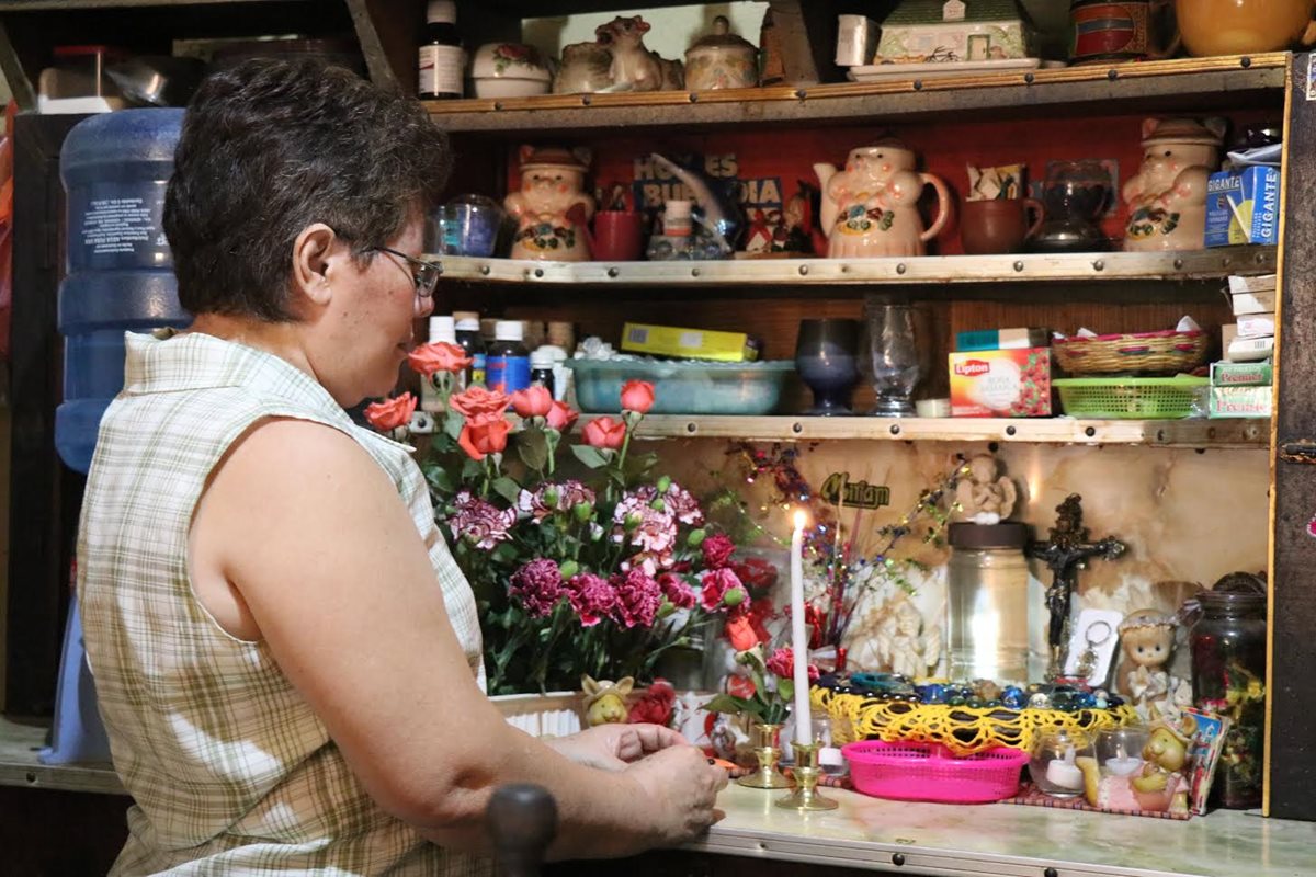 Miriam Elizabeth Maldonado ora frente a la imagen de la Virgen Maria. (Foto Prensa Libre: Cristian Icó)
