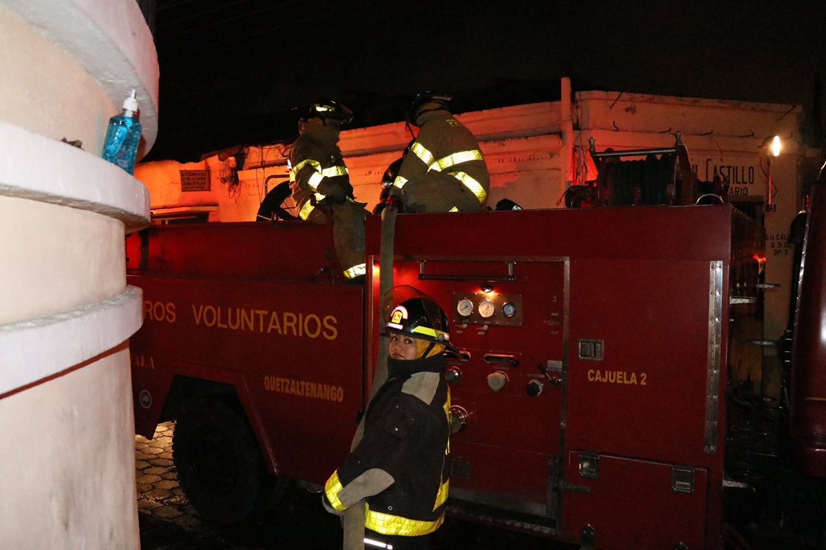 Incendio consume nueve locales en el centro histórico de Xela. (Foto Prensa Libre: María José Longo)