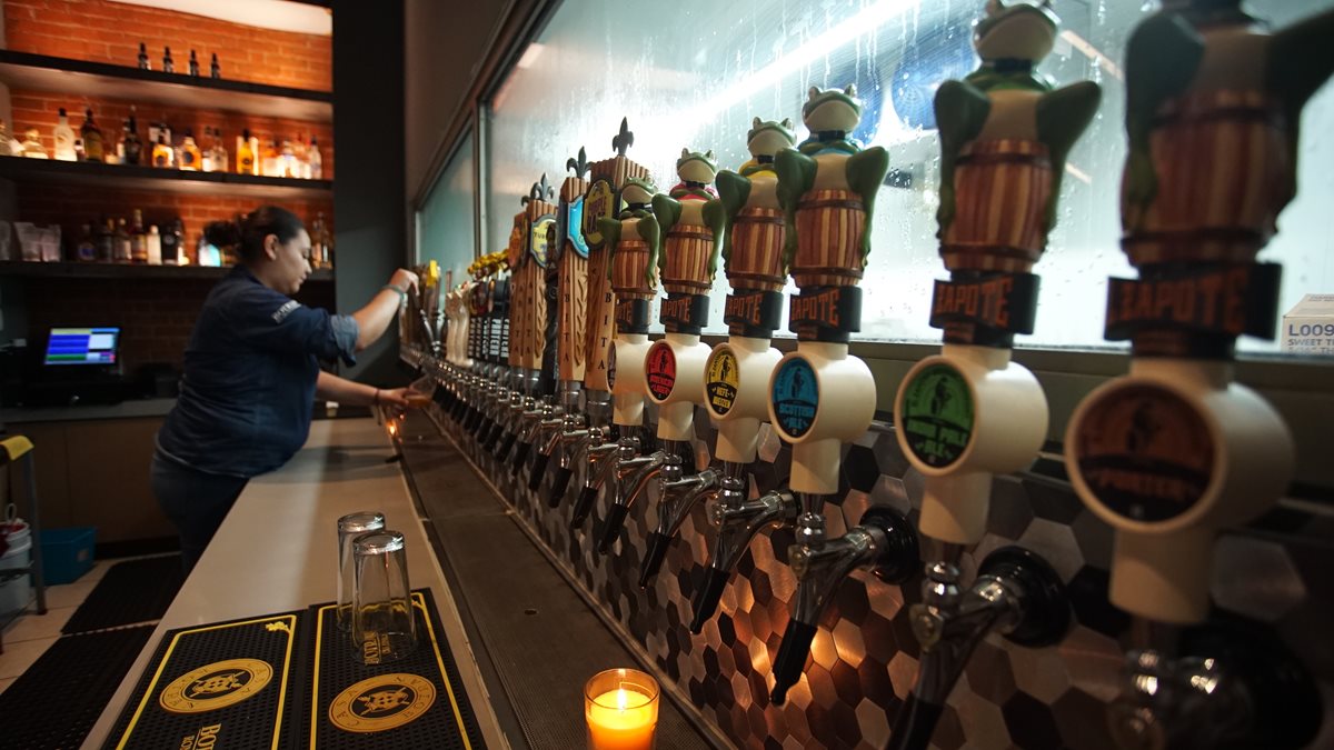 En Taps & Kitchen se encuentran 39 diferentes líneas de cerveza de barril, unas 35 artesanales y 2 industriales. (Foto, Prensa Libre: Juan Carlos Rivera).