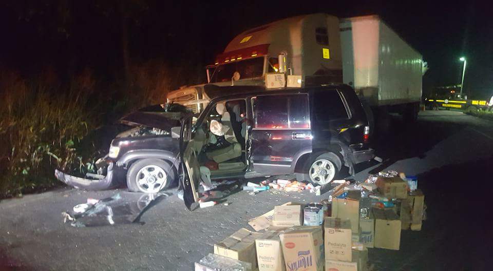 La mercadería que transportaba el vehículo quedó esparcida en la carretera. (Foto Prensa Libre: Cristian Icó)
