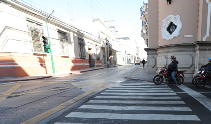 Algunos motoristas invaden el paso de cebra mientras esperan que el semáforo marque verde. (Foto Prensa Libre: Érick Ávila).