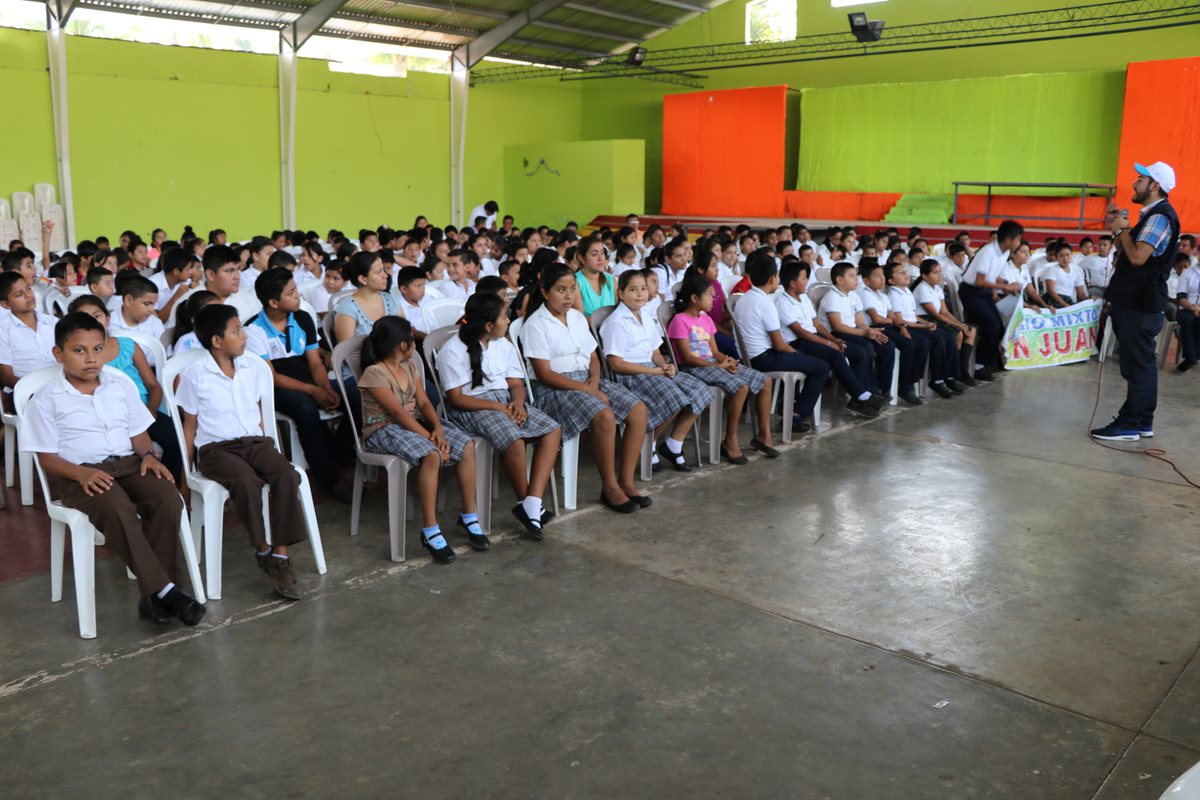 Unos tres mil estudiantes fueron capacitados sobre delitos sexuales. (Foto Prensa Libre: Whitmer Barrera)