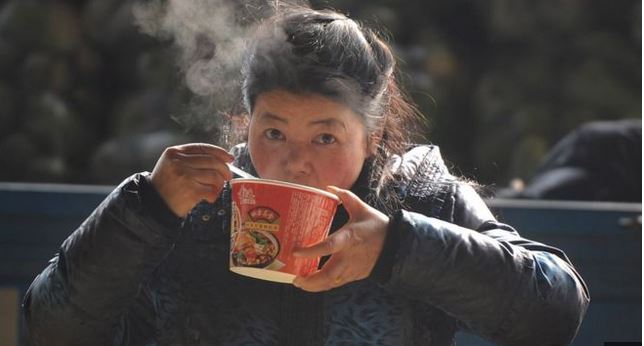China sigue siendo el mayor consumidor de noodles instantáneos del mundo. (Foto Prensa Libre: AFP)