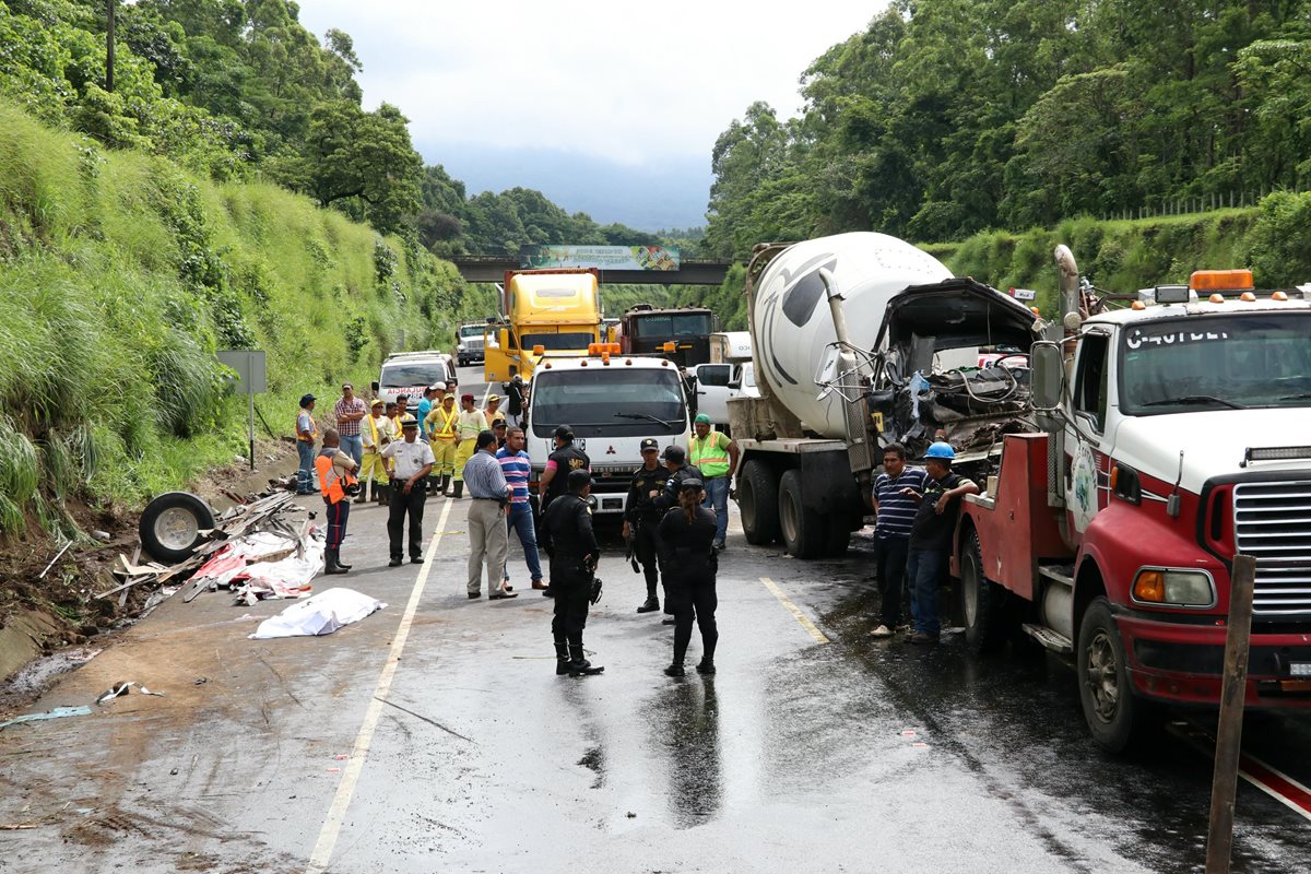 El accidente se registró en el km 50 de la autopista de Palín a Escuintla. (Foto Prensa Libre: Enrique Paredes)