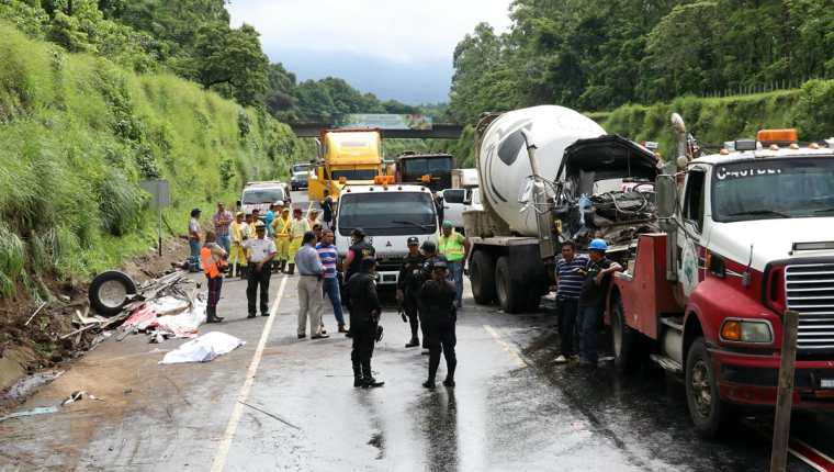 El accidente se registró en el km 50 de la autopista de Palín a Escuintla. (Foto Prensa Libre: Enrique Paredes)