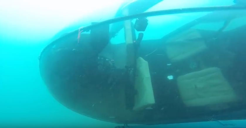 Detalles del helicóptero se muestran en el video del buzo. (Foto, Prensa Libre: You Tube)