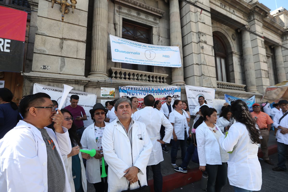 Profesionales de la Salud permanecerán en el Congreso hasta el próximo martes, en demanda al incremento salarial para el gremio. (Foto Prensa Libre: Óscar Rivas)