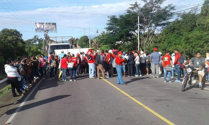 Integrantes del SNTSG bloquean km 122 de la ruta a El Salvador. (Foto Prensa Libre: Óscar González)