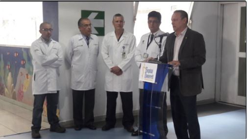 El ministro de Salud, Carlos Soto -derecha-, felicita al equipo médico del Hospital Roosevelt. (Foto: Hospital Roosevelt)
