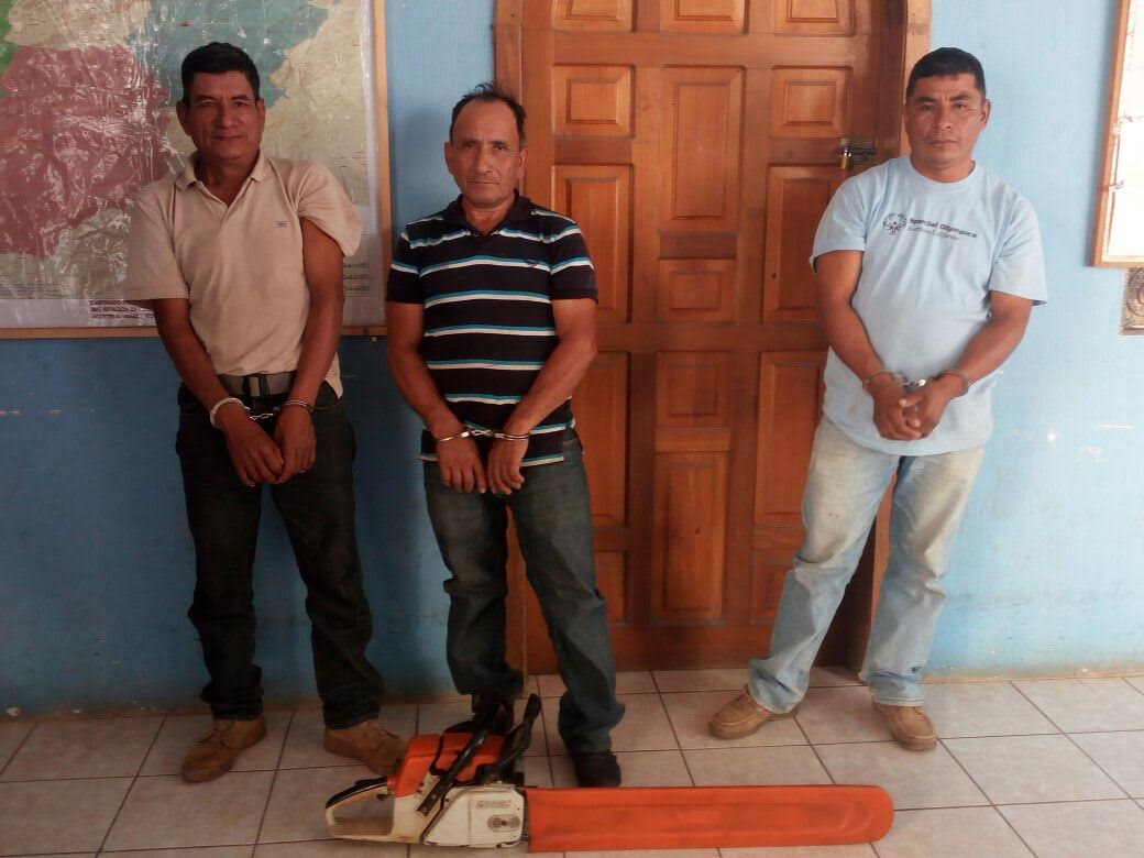 Tres hombres fueron capturados en Quezaltepeque, Chiquimula, cuando talaban madera de forma ilegal. (Foto Prensa Libre: Mario Morales)