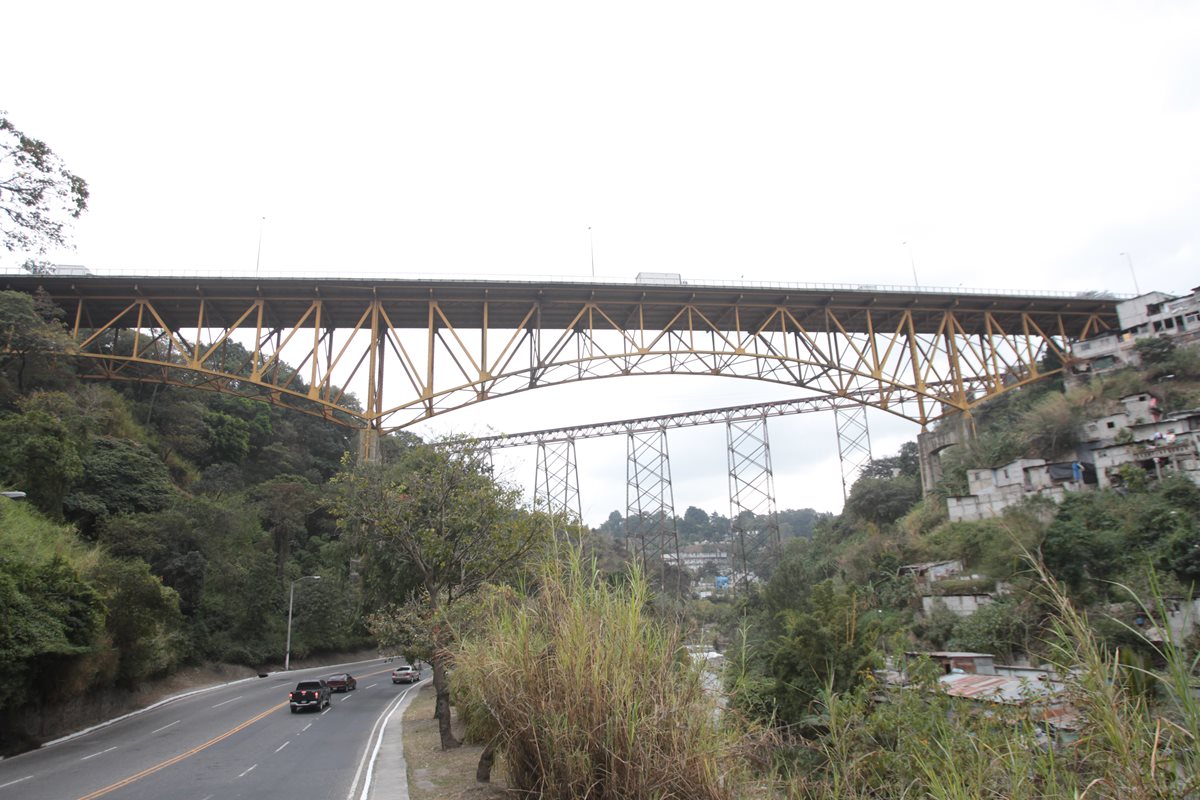 El puente Belice fue inaugurado en noviembre de 1958, desde entonces no recibe mantenimiento la estructura. (Foto: Hemeroteca PL)
