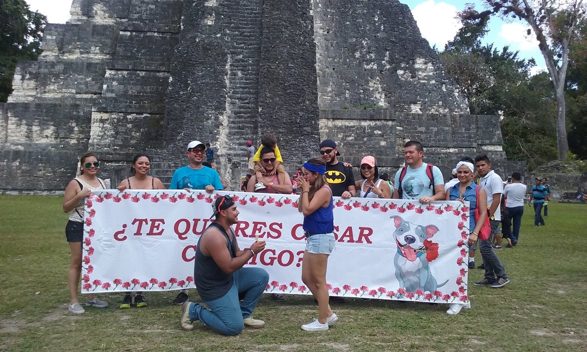 Pareja de novios celebra compromiso junto a grupo de amigos en Tikal. (Foto Prensa Libre: Rigoberto Escobar)