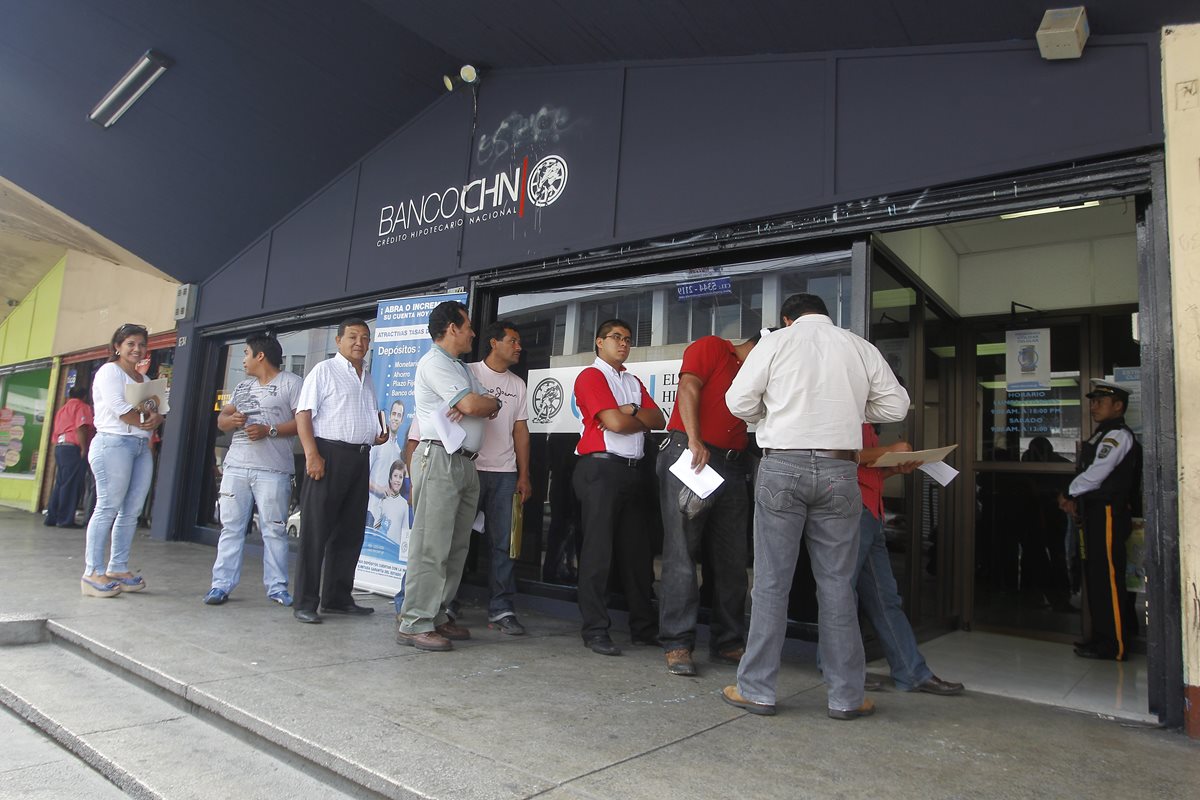 Los bancos del sistema estarán cerrados al público con excepción de agencias ubicadas en centros comerciales. (Foto Prensa Libre: Óscar Rivas/Hemeroteca)