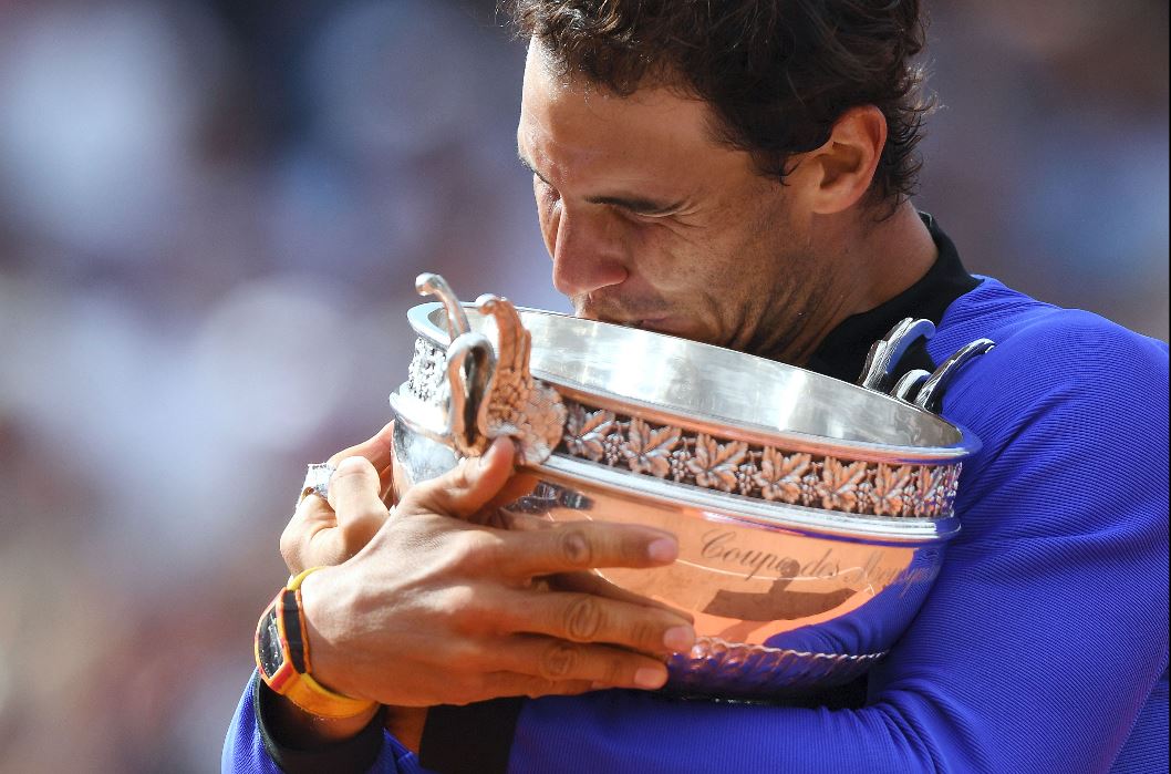 Rafa Nadal abraza el trofeo luego de coronarse campeón en Roland Garros. (Foto Prensa Libre: AFP)