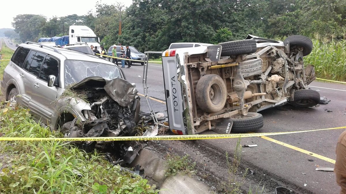 Vehículos quedan destruidos por accidente en el km 135 de la ruta a suroccidente, Chicacao, Suchitepéquez. (Foto Prensa Libre: Melvin J Popá)