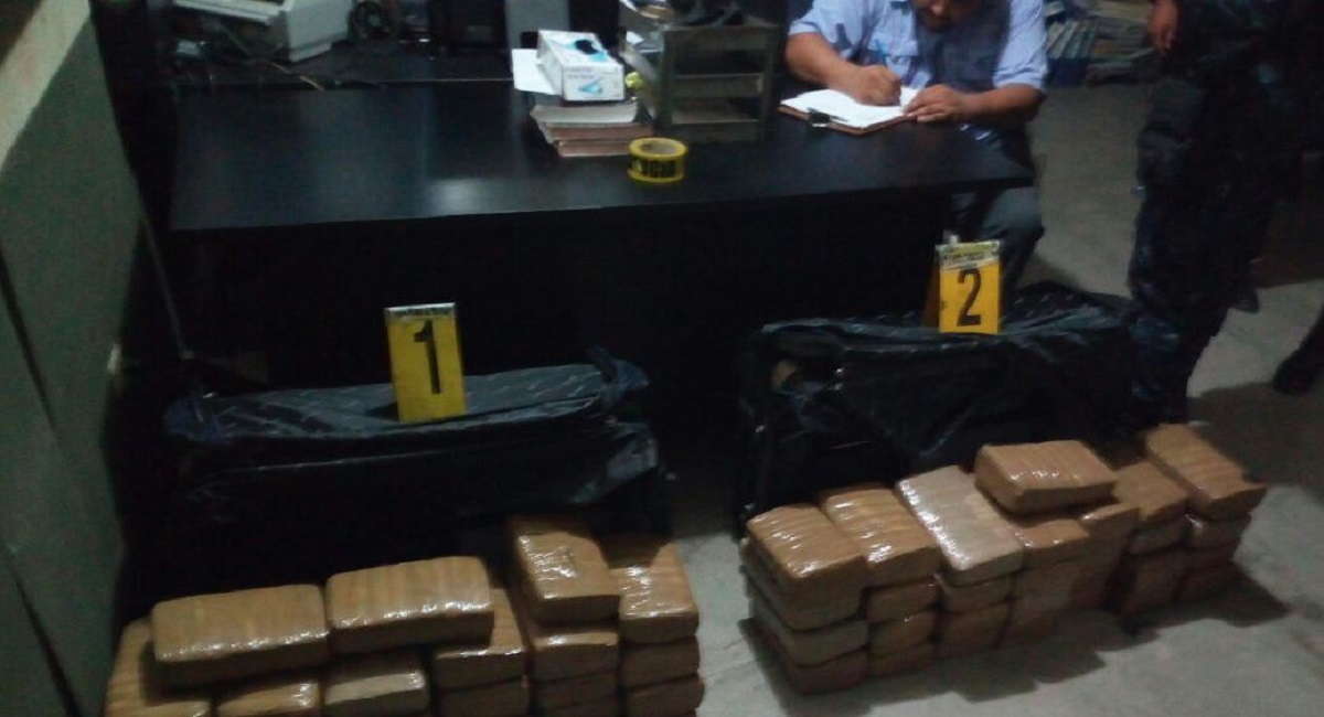 Técnicos del Ministerio Público, embalaron los paquetes de marihuana, trasladando la evidencia a la bodega especial de estupefacientes. (Foto Prensa Libre: Rigoberto Escobar)