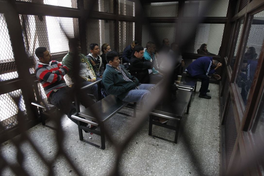 Señalados escuchan conclusiones sobre los delitos que se les imputan en el tribunal de Sentencia B. (Foto Prensa Libre: Paulo Raquec)