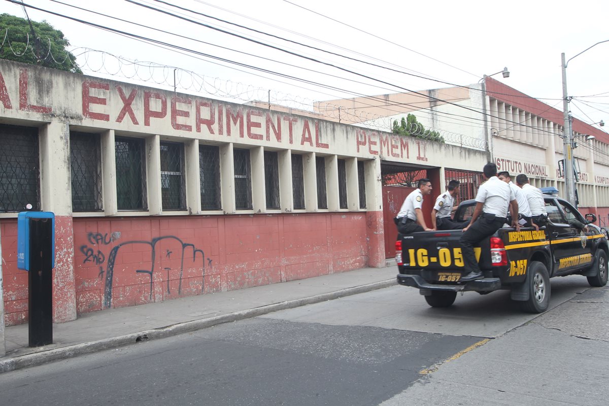 La PDH solicitó seguridad perimetral en el Instituto de Educación Básica Pemen II, ubicado en la zona 1, donde habría ocurrido el acoso a las estudiantes.(Foto Prensa Libre: Érick Ávila)