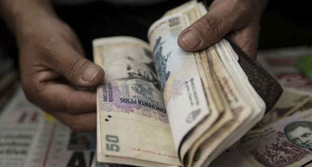 El peso argentino se ha devaluado frente al dólar en los últimos meses. (GETTY IMAGES)