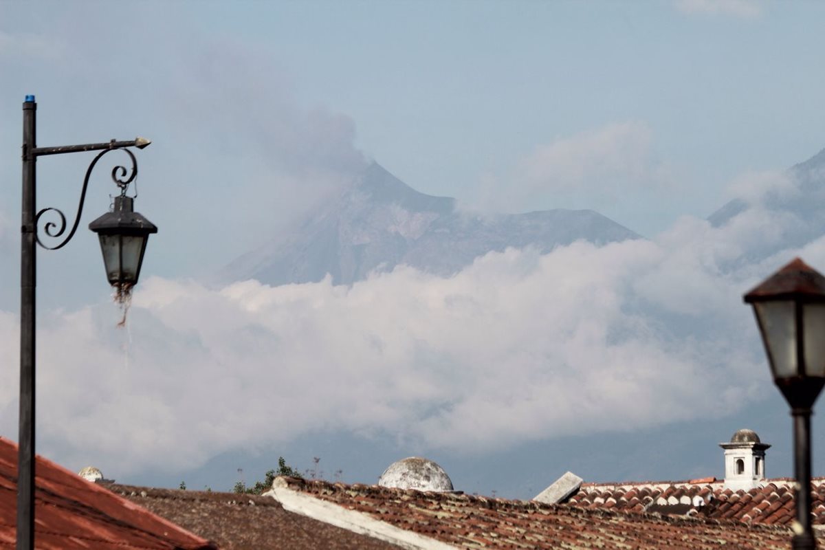 Vista del Volcán de Fuego desde Antigua Guatemala, Sacatepéquez. (Foto Prensa Libre: Miguel López)