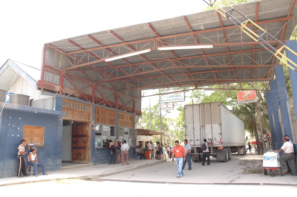 Los asistentes de agentes aduaneros deberán identificarse ante la SAT para poder trabajar. (Foto Prensa Libre: Hemeroteca PL)