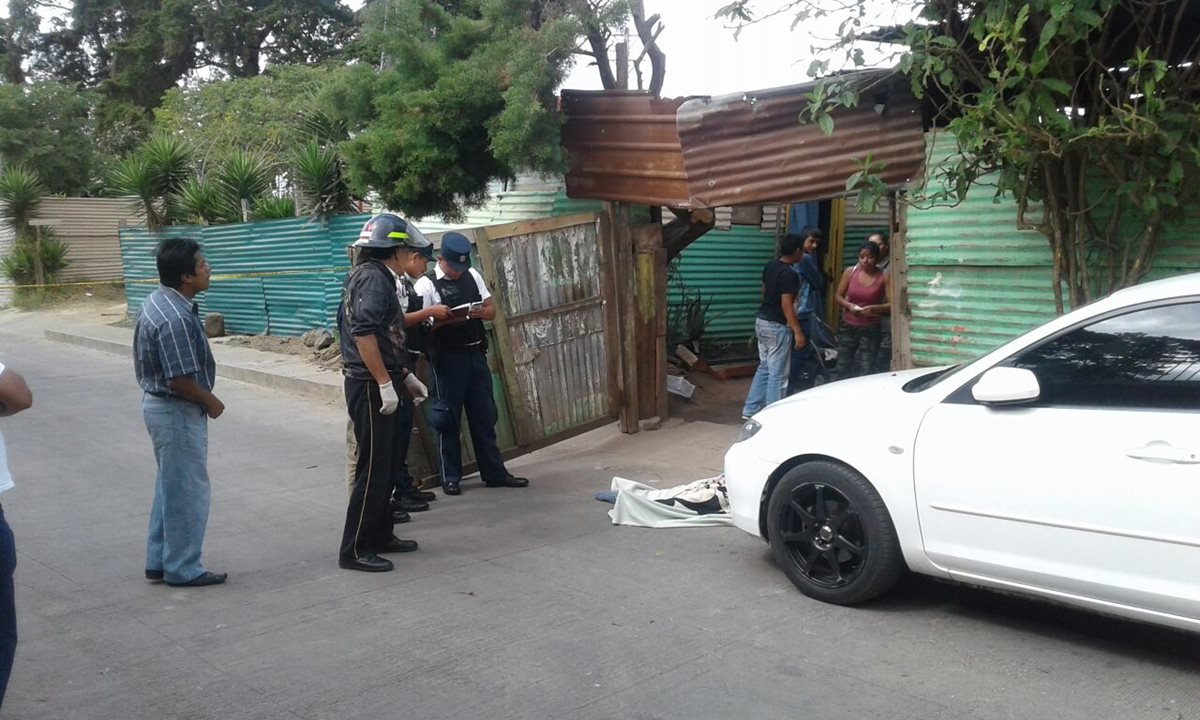 Lugar donde una mujer fue asesinada en la puerta de su vivienda en Santa Catarina Pinula. (Foto Prensa Libre: Noticias Villa Canales).