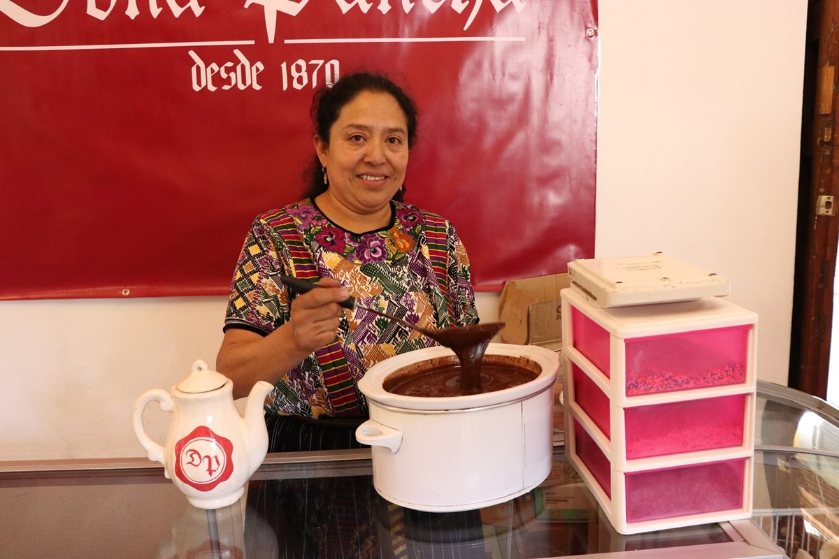 Mirna Rojas Quijivix, de Chocolatería Doña Pancha, prepara chocolate de forma artesanal. (Foto Prensa Libre: María José Longo)