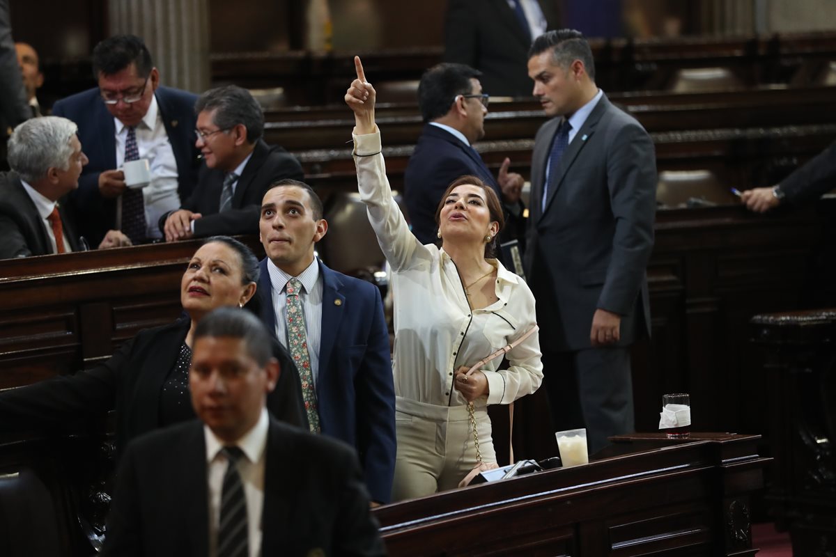 El pleno del Congreso deberá decidir si apoya un proyecto que beneficiaría a los diputados tránsfugas, con lo que podrían buscar su reelección. (Foto Prensa Libre: Esbin García) 