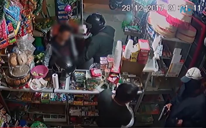 Dos hombres asaltan una tienda en la zona 16. (Foto: Prensa Libre)