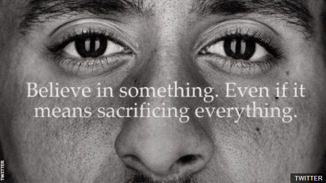 La imagen de Kaepernick, en la campaña de Nike, con el mensaje "Cree en algo, incluso si eso significa sacrificar todo", ha generado división de opiniones en Estados Unidos. (Foto Prensa Libre: BBC News Mundo)