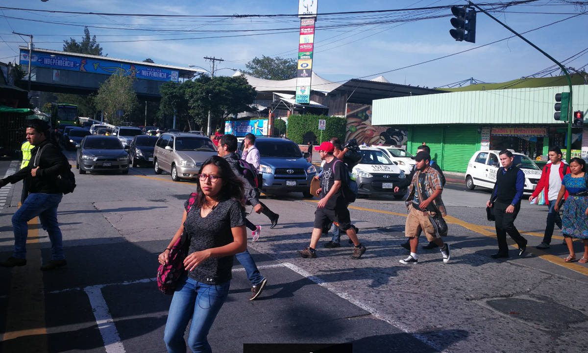 Semáforo detiene la circulación de automotores para dar paso a peatones en la 5a. avenida y 18 calle de la zona 1. (Foto Prensa Libre: Óscar Fernando García).