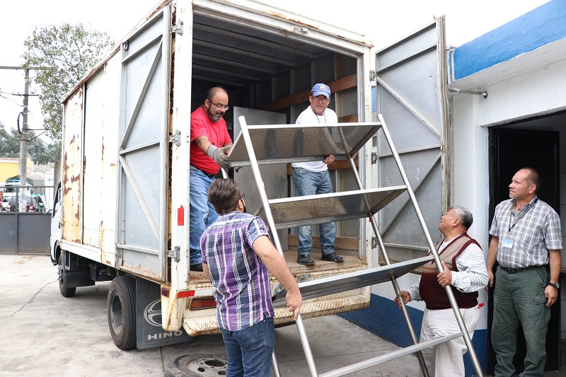 Empleados del Mides cargan mobiliario que se encontraba en el comedor solidario, junto al Hospital Regional de Occidente, en Xelajú. (Foto Prensa Libre: María José Longo)
