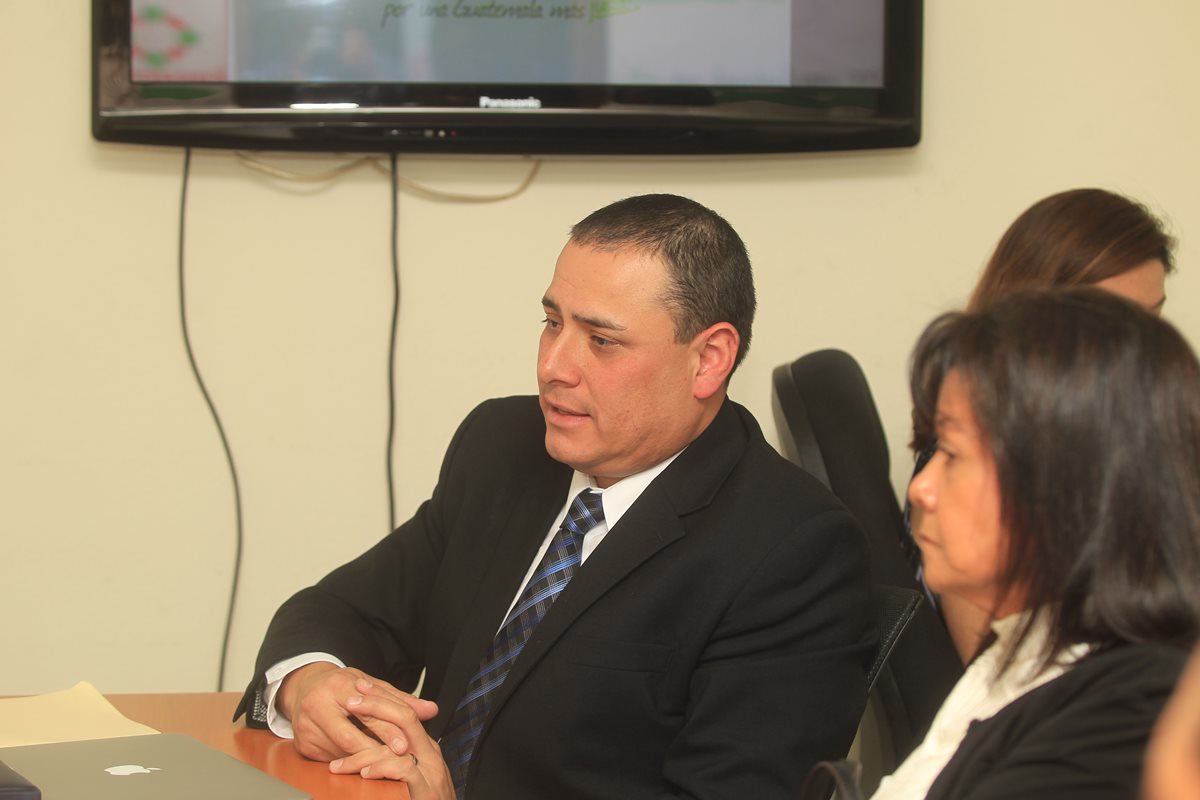 Gerardo Estrada gerente general, justificó los gastos del Comité Olímpico, en lugar del presidente Aguirre. (Foto Prensa Libre: Carlos Vicente)