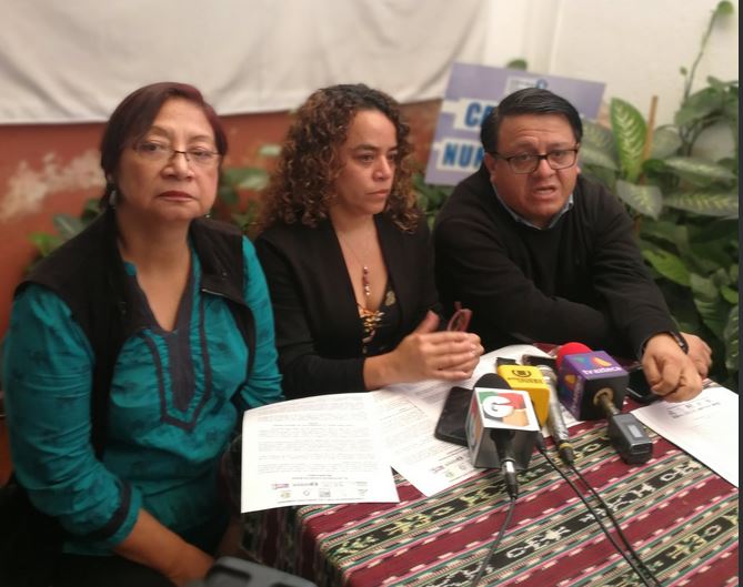 Representantes de organizaciones que integran la Convergencia por los Derechos Humanos rechazan las acciones de la PGN. (Foto Prensa Libre: Andrea Orozco)