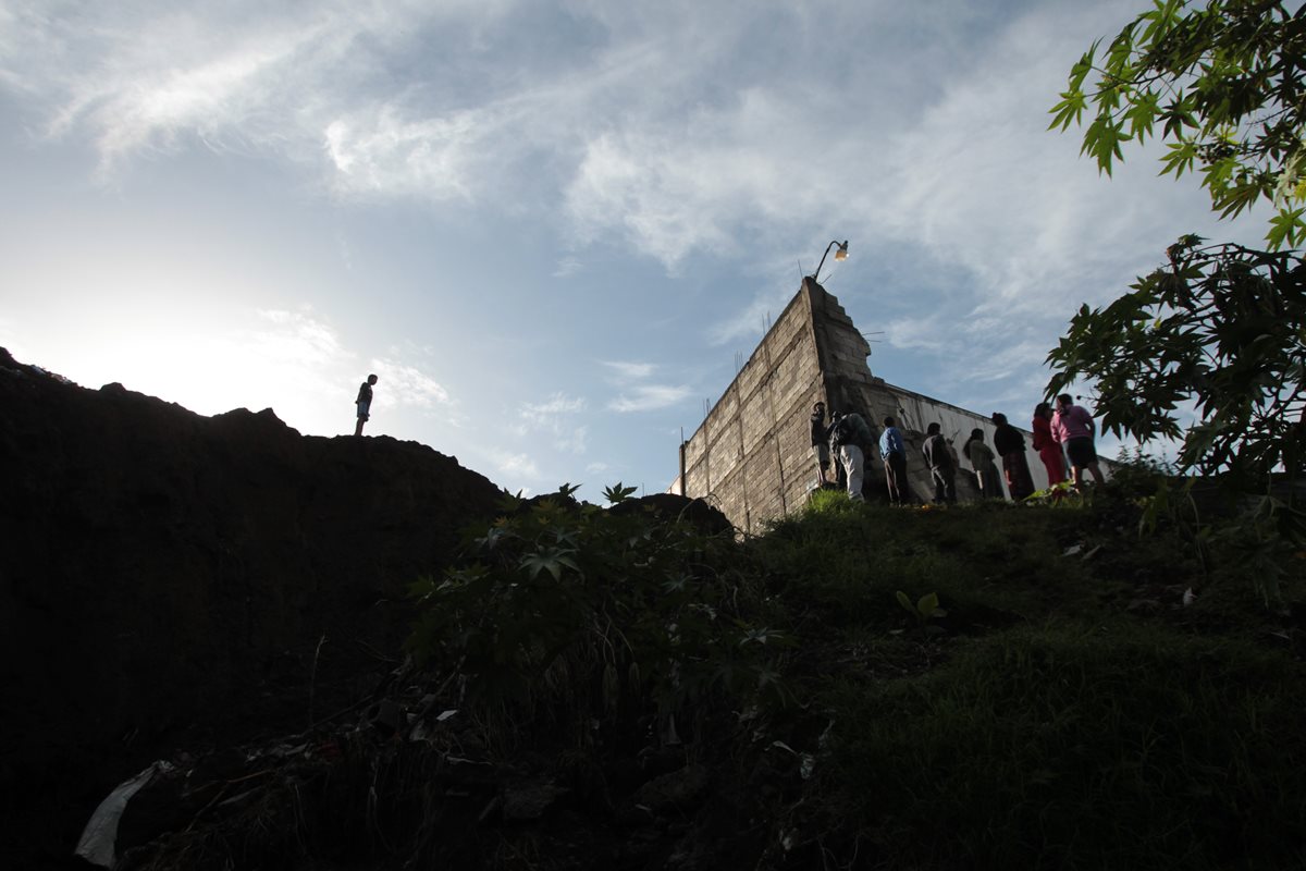 Al menos cinco asentamientos en Villa Nueva están en riesgo de deslizamientos, según la comuna. (Foto Prensa Libre: HemerotecaPL)