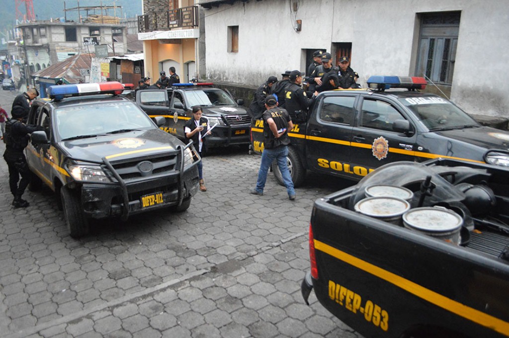 Agentes de la PNC permanecen frente a subestación de Santiago Atitlán, donde las víctimas denunciaron el robo. (Foto Prensa Libre: Ángel Julajuj).
