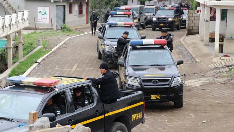 (Imagen de referencia) Policías llevan a cabo un operativo en Tajumulco. (Foto Prensa Libre: Hemeroteca PL)