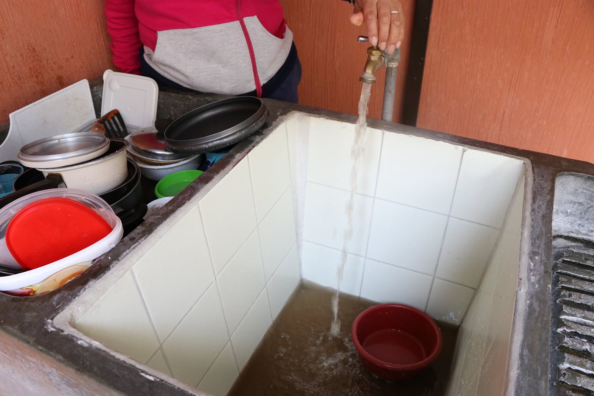 Hogares de algunas zonas de Xela reciben agua enlodada desde la noche del miércoles 3 de mayo. (Foto Prensa Libre: María José Longo)