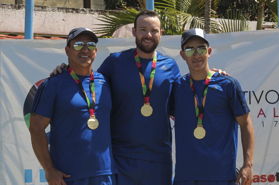 Dany, Jean Pierre y Diego Brol posan con la medalla de oro por equipos en foso olímpico. (Foto Prensa Libre: Norvin Mendoza)